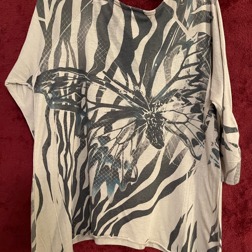 T-Shirt - Picture 2 of 3